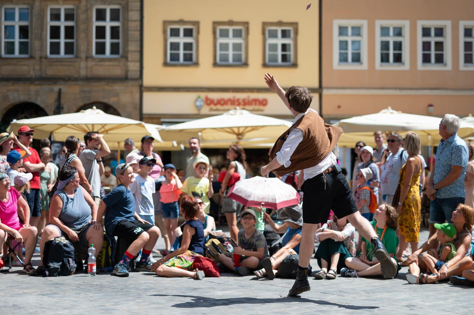 Sam King performing magic to a seated crowd at the Bamberg Magic Festival